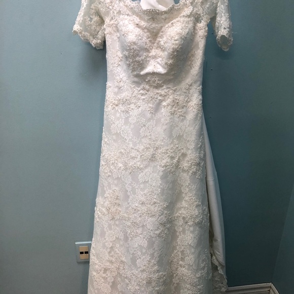 SAMPLE Alfred Angelo 1/2Sleeve Lace Wedding Dress, Ivory A-Line Off Shoulder - Picture 11 of 15
